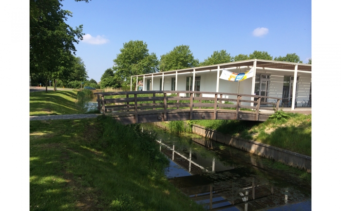 De voetgangersbrug