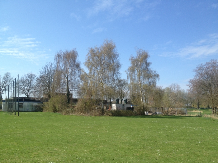 Er bevindt zich een gemeente depot in het gebied dat is afgeschermd door beplanting