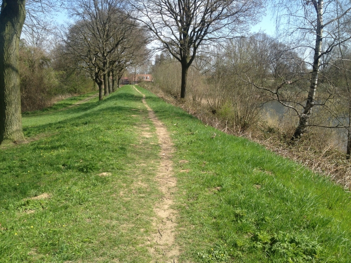 Het pad, in het westen van het gebied, dat over een linie loopt